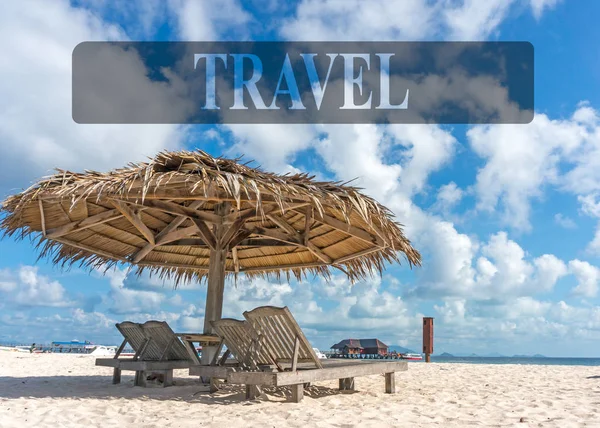 Dromerig Strand Met Ligstoelen Onder Een Parasol Bij Mabul Semporna — Stockfoto