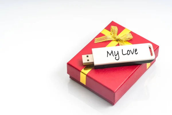 带文本和红色礼品盒的笔驱动器 — 图库照片