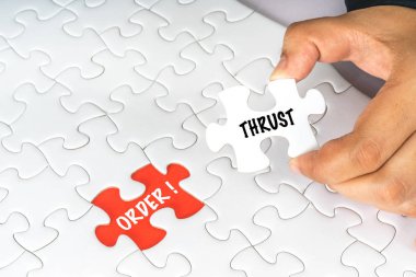 kavramsal metin ile beyaz yapboz tutan el.