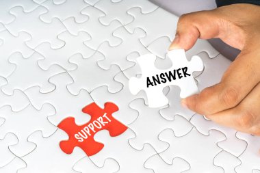 kavramsal metin ile beyaz yapboz tutan el.