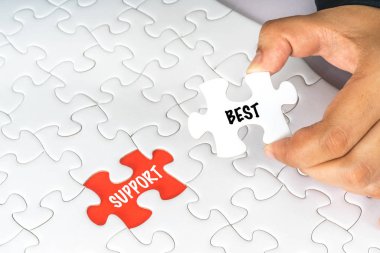 kavramsal metin ile beyaz yapboz tutan el.