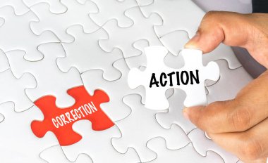 kavramsal metin ile beyaz yapboz tutan el.