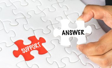 kavramsal metin ile beyaz yapboz tutan el.