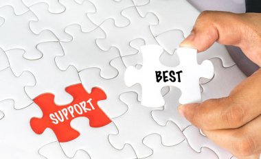 kavramsal metin ile beyaz yapboz tutan el.