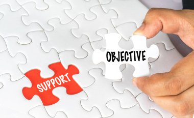 kavramsal metin ile beyaz yapboz tutan el.