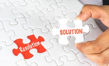 kavramsal metin ile beyaz yapboz tutan el.