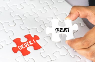 kavramsal metin ile beyaz yapboz tutan el.