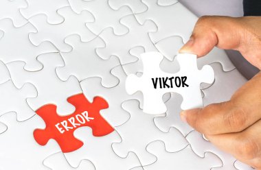 kavramsal metin ile beyaz yapboz tutan el.