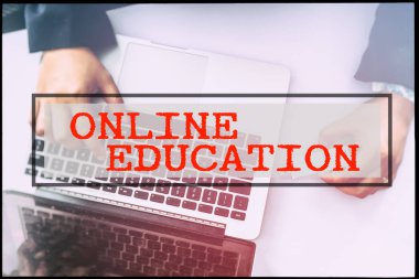 El ve metin Online eğitim antika arka plan ile. Teknoloji kavramı.