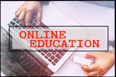 El ve metin Online eğitim antika arka plan ile. Teknoloji kavramı.