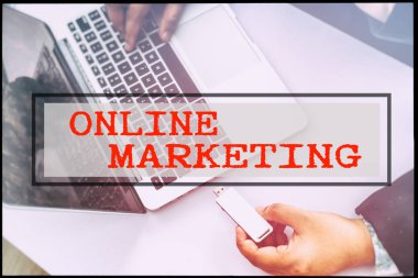 El ve vintage arka plan ile Online pazarlama metin. Teknoloji kavramı.