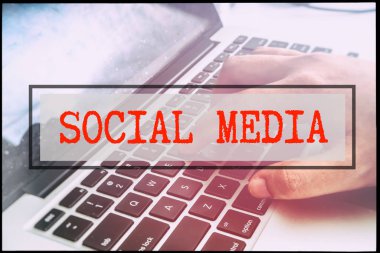 El ve vintage artalan sosyal medya metinle. Teknoloji kavramı.