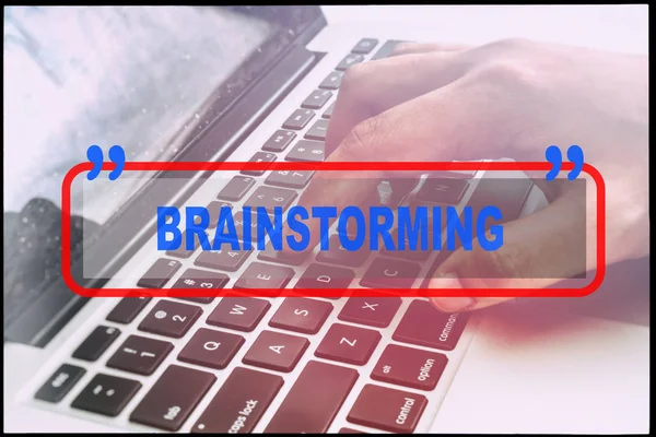 手とテキスト ヴィンテージ背景とブレーンストーミングします 技術コンセプト — ストック写真
