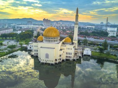 Gündoğumu arka plan ile Camii