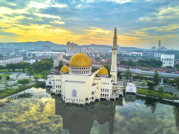 Mešita s východem slunce na pozadí — Stock fotografie