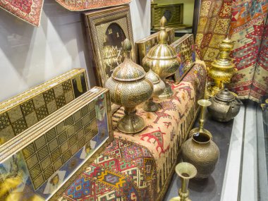 Tehran, Iran - 07 Mayıs 2017: retro öğeler ve Hatıra Eşyası satılan için alışveriş.