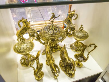 Tehran, Iran - 07 Mayıs 2017: retro öğeler ve Hatıra Eşyası satılan için alışveriş.
