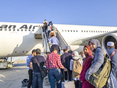 Tahran, Iran - 07 Mayıs 2017: Tanımlanamayan yolcu uçak merdiveni.