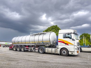 Venice, İtalya - 08 Mayıs 2017: Kamyon park bulutlu gökyüzü ile.