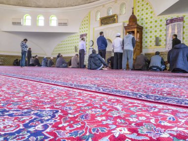 Viena, Avusturya - 13 Mayıs 2017: İslam Merkezi Avusturya'nın içinde dua için bekleyen hacılar.