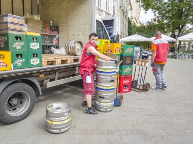 Zagred, Hırvatistan - 10 Mayıs 2017: İşçisi kamyon Boşaltma malzemeden