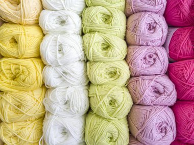 İplikler veya topları doğal ışık ile