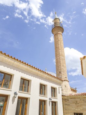 Mavi gökyüzü arka plan ile minare