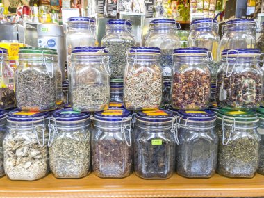 Budva, Karadağ - 15 Mayıs 2017: Otlar ve baharatlar toplu şişe Pazar Shop.