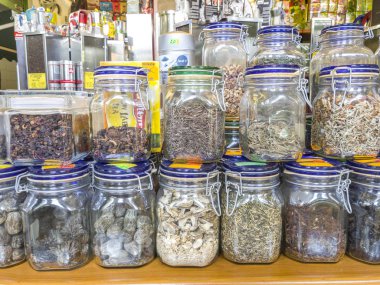 Budva, Karadağ - 15 Mayıs 2017: Otlar ve baharatlar toplu şişe Pazar Shop.