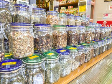 Budva, Karadağ - 15 Mayıs 2017: Otlar ve baharatlar toplu şişe Pazar Shop.