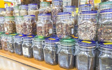 Budva, Karadağ - 15 Mayıs 2017: Otlar ve baharatlar toplu şişe Pazar Shop.