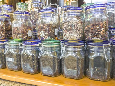 Budva, Karadağ - 15 Mayıs 2017: Otlar ve baharatlar toplu şişe Pazar Shop.