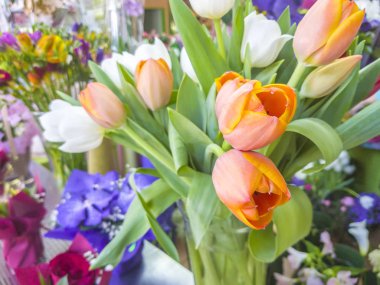 Çiçek buketi ile kompozisyon