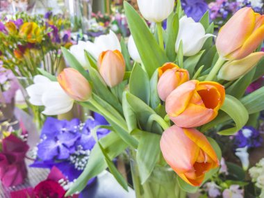 Çiçek buketi ile kompozisyon