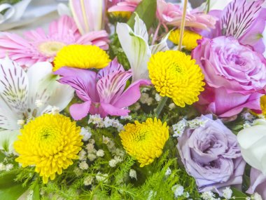 Çiçek buketi ile kompozisyon