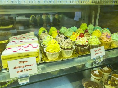 Ohrid, Makedonya - 15 Mayıs 2017: kek raf.