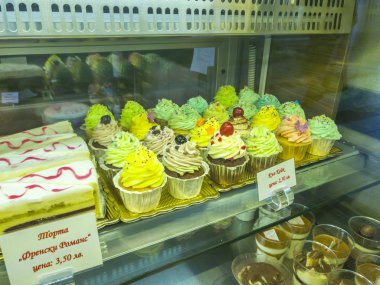 Ohrid, Makedonya - 15 Mayıs 2017: kek raf.