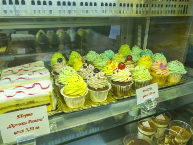 Ohrid, Makedonya - 15 Mayıs 2017: kek raf.