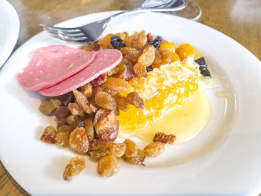 Kuru üzüm ve bal ile görünümü kapatın.