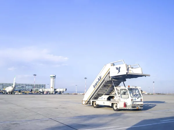 Tehran Irão Maio 2017 Veículo Escada Para Avião Aeroporto Internacional — Fotografia de Stock