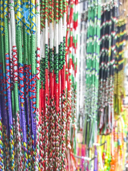 Reihen Bunter Armbänder Auf Einem Straßenmarkt — Stockfoto
