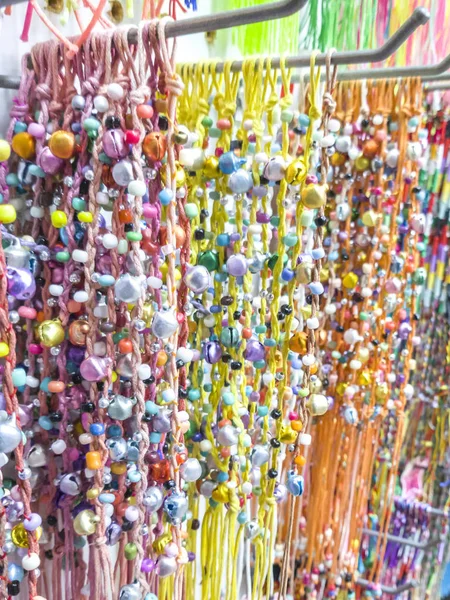 Reihen Bunter Armbänder Auf Einem Straßenmarkt — Stockfoto