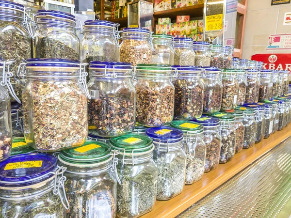 Budva, Karadağ - 15 Mayıs 2017: Otlar ve baharatlar toplu şişe Pazar Shop.