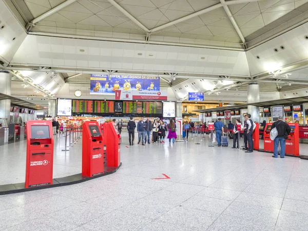 Istanbul Turquia Maio 2017 Pessoas Não Identificadas Salão Partida Aeroporto — Fotografia de Stock