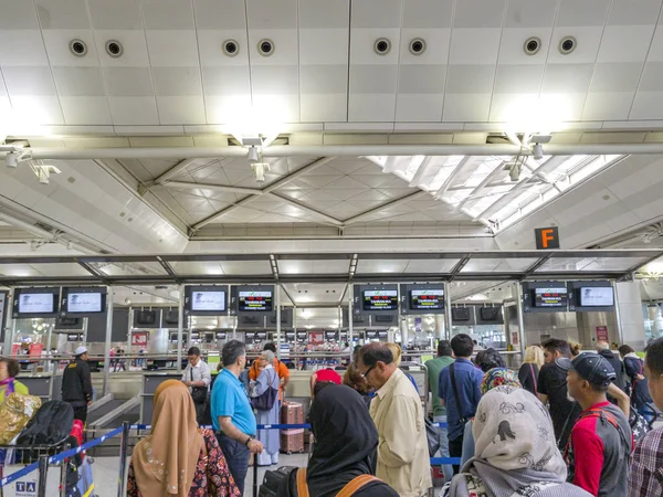 Istanbul Turquia Maio 2017 Pessoas Não Identificadas Durante Check Aeroporto — Fotografia de Stock