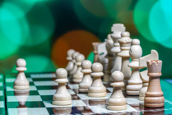 Chess pieces on board with bokeh background — Stock Photo, Image