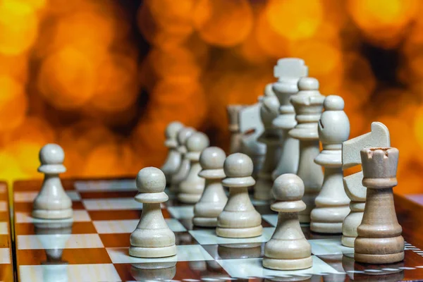 Piezas de ajedrez a bordo con fondo bokeh —  Fotos de Stock