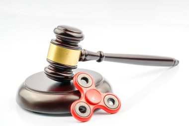 Tahta tokmak yasal hukuk kavramı ile.