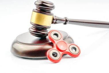 Tahta tokmak ve kırmızı topluca spinner yasal hukuk kavramı ile.