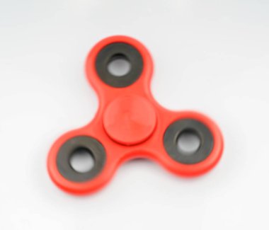 Tahta tokmak ve kırmızı topluca spinner yasal hukuk kavramı ile.